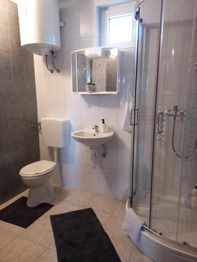 Guest House Studio Apartman Marina - With Jacuzzi, Free Parking, Pet Friendly Karlovac Eksteriør bilde