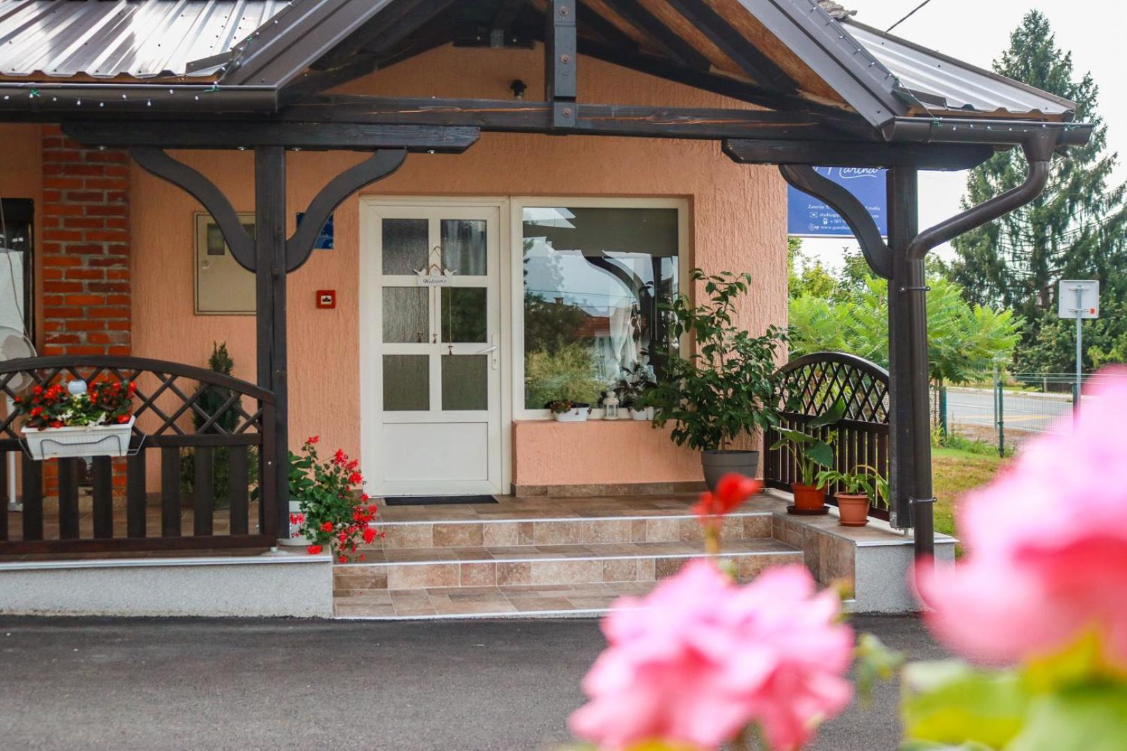 Guest House Studio Apartman Marina - With Jacuzzi, Free Parking, Pet Friendly Karlovac Eksteriør bilde