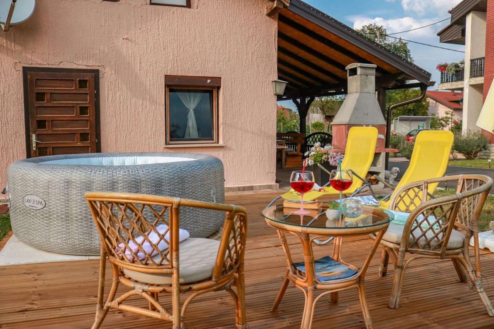 Guest House Studio Apartman Marina - With Jacuzzi, Free Parking, Pet Friendly Karlovac Eksteriør bilde
